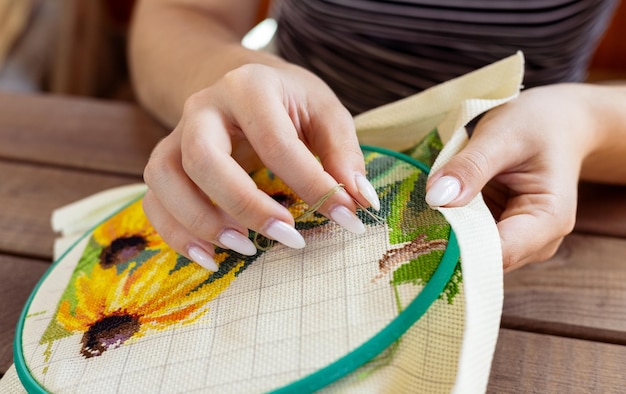 Мастерица вышивает с крупным планом